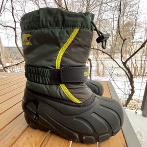 Kids green and black Sorel boots - like new condition!